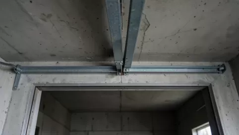 nadproże bramy garażowej